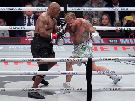 Fotka z boxerského zápasu Mike Tyson - Jake Paul.