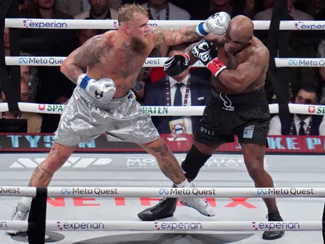 Fotka z boxerského zápasu Mike Tyson - Jake Paul.