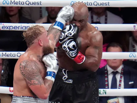 Fotka z boxerského zápasu Mike Tyson - Jake Paul.