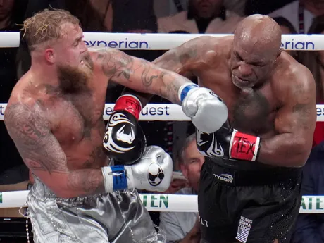 Fotka z boxerského zápasu Mike Tyson - Jake Paul.