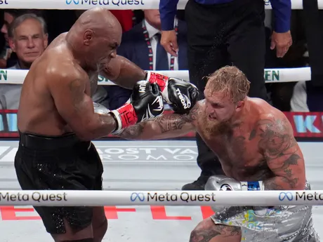 Fotka z boxerského zápasu Mike Tyson - Jake Paul.