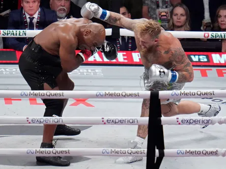 Fotka z boxerského zápasu Mike Tyson - Jake Paul.