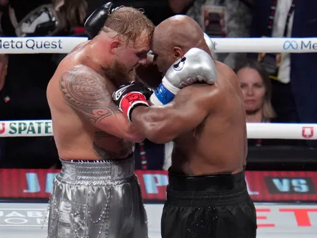 Jake Paul a Mike Tyson v objatí po boxerskom zápase.