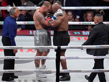 Jake Paul a Mike Tyson v objatí po boxerskom zápase.