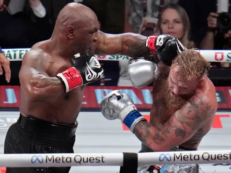 Fotka z boxerského zápasu Mike Tyson - Jake Paul.