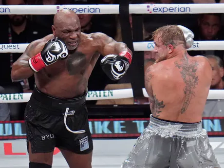 Fotka z boxerského zápasu Mike Tyson - Jake Paul.