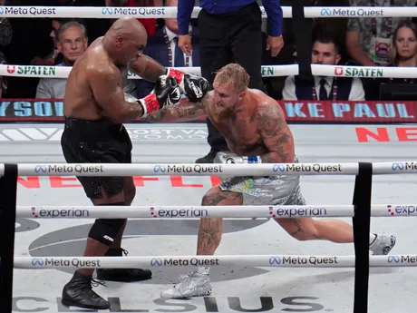 Fotka z boxerského zápasu Mike Tyson - Jake Paul.