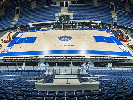 Zimný štadión v Bratislave sa zmenil na basketbalové ihrisko. Odohrá sa tu zápas Slovensko - Španielsko. 