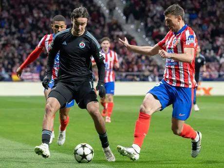 Vľavo v popredí Dávid Strelec (Slovan) a vpravo Clément Lenglet (Atlético) v zápase 6. kola ligovej fázy Ligy majstrov Atlético Madrid - Slovan Bratislava.