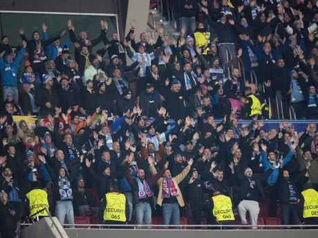 Fanúšikovia Slovana počas zápasu 6. kola ligovej fázy Ligy majstrov Atlético Madrid - Slovan Bratislava.