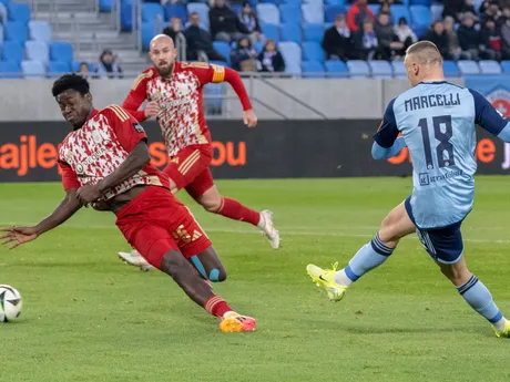 Vpravo Róbert Mak (Slovan) a vľavo Ivan Mensah (B. Bystrica) v zápase 16. kola futbalovej Niké ligy medzi ŠK Slovan Bratislava - MFK Dukla Banská Bystrica.