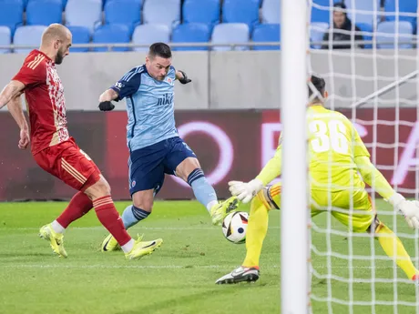 Róbert Mak (uprostred, Slovan) strieľa gól, vpravo brankár Michal Trnovský a vľavo Marek Hlinka (obaja B. Bystrica) v zápase 16. kola futbalovej Niké ligy medzi ŠK Slovan Bratislava - MFK Dukla Banská Bystrica.