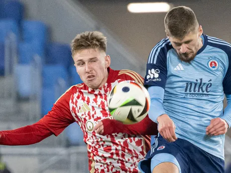 Vpravo Alen Mustafič (Slovan) a vľavo Tibor Slobodník (B. Bystrica) v zápase 16. kola futbalovej Niké ligy medzi ŠK Slovan Bratislava - MFK Dukla Banská Bystrica.