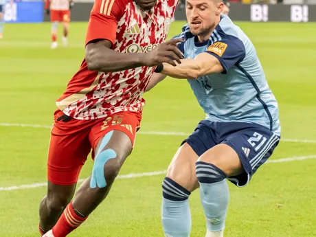 Vpravo Róbert Mak (Slovan) a vľavo Ivan Mensah (B. Bystrica) v zápase 16. kola futbalovej Niké ligy medzi ŠK Slovan Bratislava - MFK Dukla Banská Bystrica.