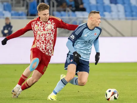 Vpravo Nino Marcelli (Slovan) a vľavo Tibor Slobodník (B.Bystrica) v zápase 16. kola futbalovej Niké ligy medzi ŠK Slovan Bratislava - MFK Dukla Banská Bystrica.