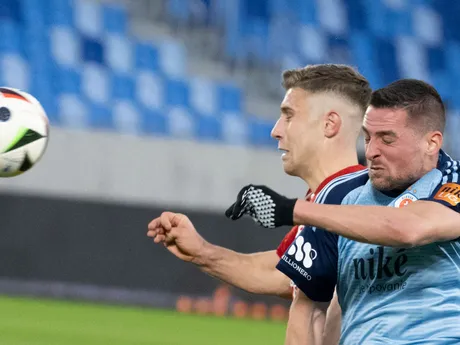 Vpravo Róbert Mak (Slovan) a vľavo Nicolas Šikula (B. Bystrica) v zápase 16. kola futbalovej Niké ligy medzi ŠK Slovan Bratislava - MFK Dukla Banská Bystrica.