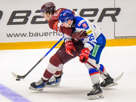 Anri Ravinskis (Lotyšsko), Alex Tamáši (Slovensko) počas Vianočného Kaufland Cupu v hokeji Slovensko - Lotyšsko.