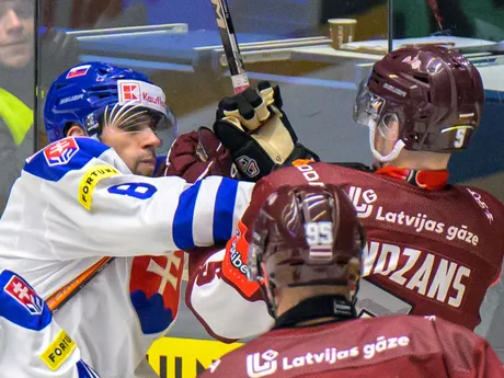 Šimon Petráš (Slovensko), Arturs Andžans (Lotyšsko) počas Vianočného Kaufland Cupu v hokeji Slovensko - Lotyšsko.