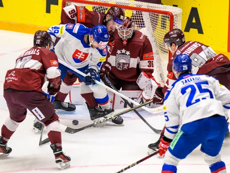 Martinš Dzierkals (Lotyšsko), Samuel Takáč (Slovensko), Oskars Batna (Lotyšsko), Eriks Vitols (Lotyšsko), Kristiáns Rubíns (Lotyšsko), Alex Tamáši (Slovensko) počas Vianočného Kaufland Cupu v hokeji Slovensko - Lotyšsko.