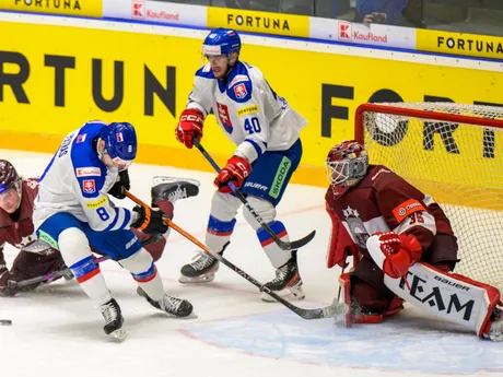 Sandis Smons (Lotyšsko), Šimon Petráš, Miloš Roman (obaja Slovensko), Eriks Vitols (Lotyšsko) počas Vianočného Kaufland Cupu v hokeji Slovensko - Lotyšsko.