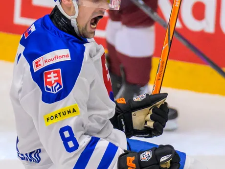 Radosť strelca prvého gólu Šimona Petráša (Slovensko) počas Vianočného Kaufland Cupu v hokeji Slovensko - Lotyšsko.