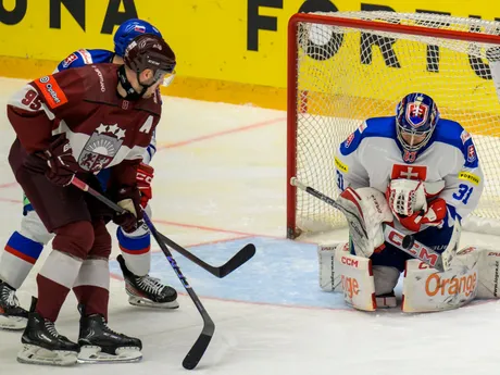 Oskars Batna (Lotyšsko) a Stanislav Škovránek (Slovensko) počas Vianočného Kaufland Cupu v hokeji Slovensko - Lotyšsko.