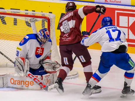 Stanislav Škovránek (Slovensko), Renars Krastenbergs (Lotyšsko), Dávid Gríger (Slovensko) počas Vianočného Kaufland Cupu v hokeji Slovensko - Lotyšsko.