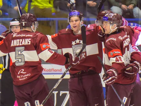 Radosť hráčov Lotyšska z prvého gólu  počas Vianočného Kaufland Cupu v hokeji Slovensko - Lotyšsko.