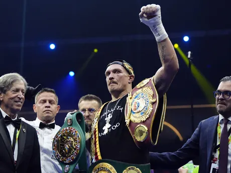 Oleksandr Usyk oslavuje triumf nad Tysonom Furym.