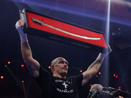 Oleksandr Usyk oslavuje triumf nad Tysonom Furym.