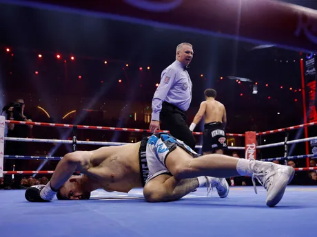 Oleksandr Usyk oslavuje triumf nad Tysonom Furym.