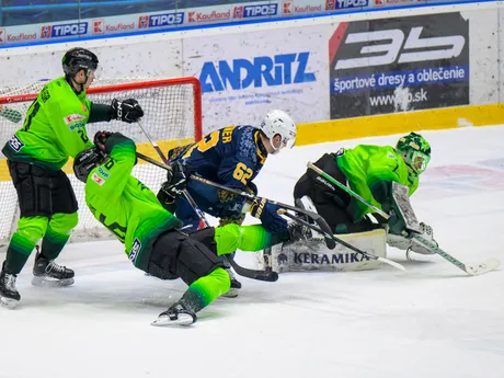 Na snímke zľava Kamil Walega, Marek Korenčík (obaja Žilina), Josh Kestner (Spišská Nová Ves), Connor LaCouvée (Žilina)