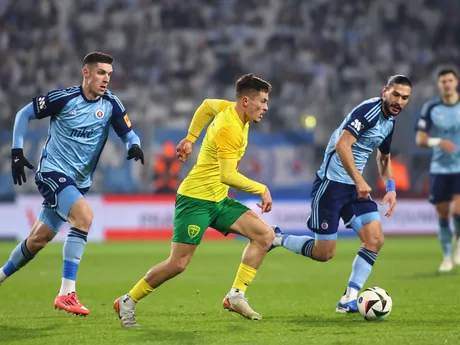 Danylo Ihnatenko (Bratislava), Adrián Kaprálik (Žilina) a Kyriakos Savvidis (Bratislava) v zápase 17. kola futbalovej Niké ligy.