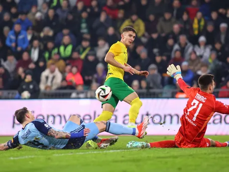 Guram Kašia (Bratislava), Dávid Ďuriš (Žilina) a brankár Dominik Takáč (Bratislava) v zápase 17. kola futbalovej Niké ligy.