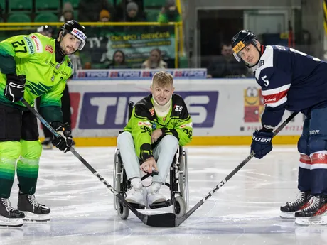 Zľava pri úvodnom buly Rastislav Dej (Žilina), Lukáš Hrošovský a Patrik Bačik (Bratislava) v zápase 27. kola hokejovej Tipos extraligy medzi  Vlci Žilina - HC Slovan Bratislava. Zápas má v Žiline charitatívny rozmer, keď výťažok zo zápasu bude smerovať práve pre Lukáša Hrošovského.