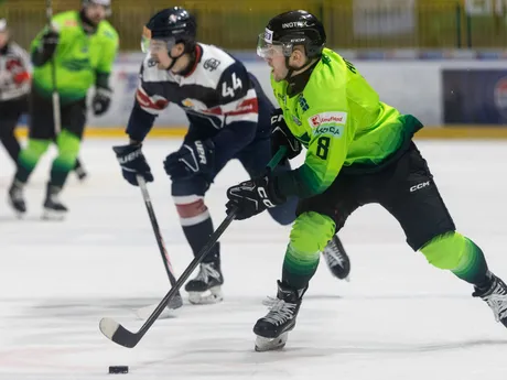 V popredí s pukom Patrik Koyš (Žilina) v zápase 27. kola hokejovej Tipos extraligy medzi Vlci Žilina - HC Slovan Bratislava.