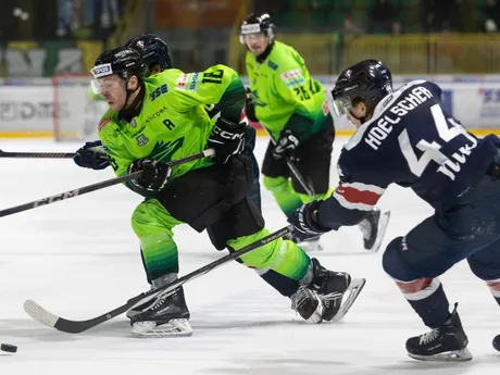 V popredí zľava v súboji o puk Nicholas Jones (Žilina) a Mitchell Hoelscher (Bratislava) v zápase 27. kola hokejovej Tipos extraligy medzi Vlci Žilina - HC Slovan Bratislava.