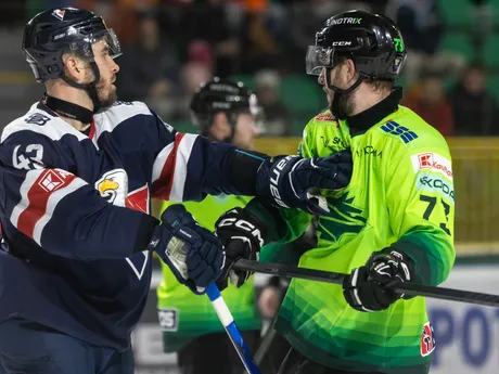 Sprava v súboji Róbert Varga (Žilina) a Patrik Maier (Bratislava) v zápase 27. kola hokejovej Tipos extraligy medzi Vlci Žilina - HC Slovan Bratislava.