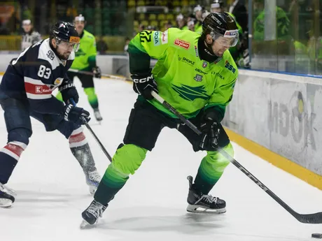 Sprava v súboji o puk Hunter Fejes (Žilina) a Martin Bakoš (Bratislava) v zápase 27. kola hokejovej Tipos extraligy medzi Vlci Žilina - HC Slovan Bratislava.