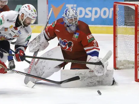 Zľava Radovan Bondra (Zvolen) a brankár Liptovského Mikuláša Evan Fitzpatrick počas zápasu 25. kola Tipos extraligy HKM Zvolen - HK 32 Liptovský Mikuláš.