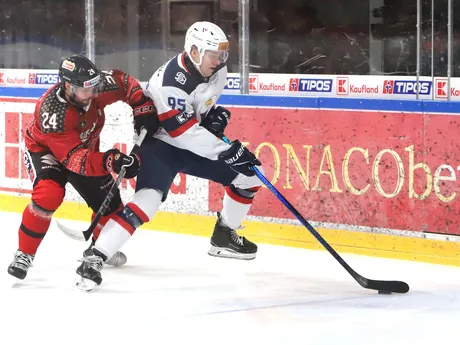 Reece Scarlett (Banská Bystrica) a Jonáš Peterek (Slovan) počas 29. kola Tipos extraligy.