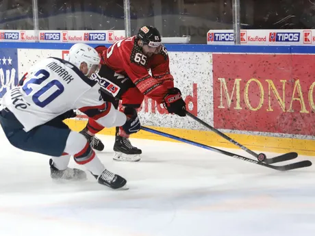 Jakub Minárik (Slovan) a Martin Bučko (Banská Bystrica) počas 29. kola Tipos extraligy.