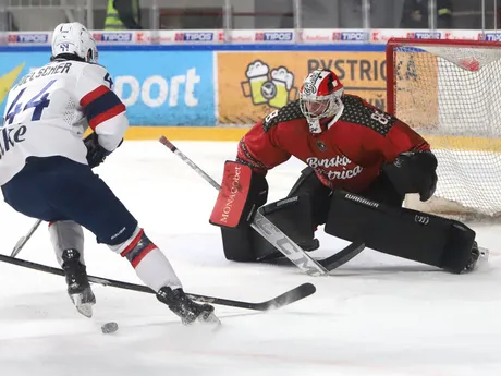 Mitchell Hoelscher (Slovan) a brankár Banskej Bystrice Eugen Rabčan počas 29. kola Tipos extraligy. 