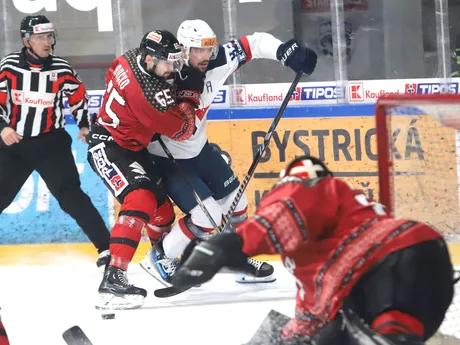 Martin Bučko (Banská Bystrica) a Martin Bakoš (Slovan) počas 29. kola Tipos extraligy.