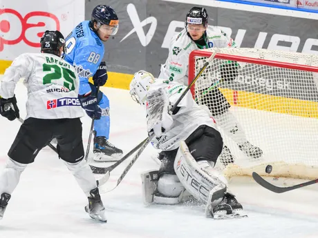 Zľava Villiam Rapuzzi (Nové Zámky), Austin Ryan Ortega (Slovan), Roman Rychlík (Nové Zámky) a Markuss Komuls (Nové Zámky) počas gólu  počas 33. kola Tipos extraligy HC Slovan Bratislava - HC Nové Zámky.