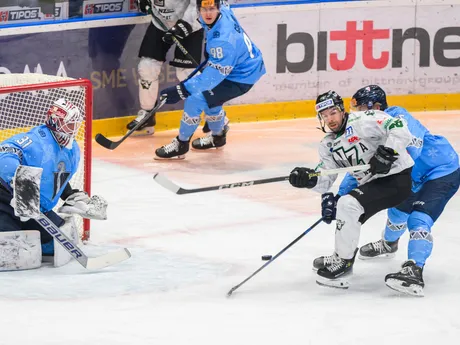 Zľava Henri Kiviaho (Slovan), Villiam Rapuzzi (Nové Zámky) a Jonáš Peterek (Slovan) počas 33. kola Tipos extraligy HC Slovan Bratislava - HC Nové Zámky.