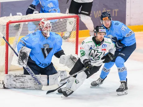 Zľava Henri Kiviaho (Slovan), Villiam Rapuzzi (Nové Zámky) a Jonáš Peterek (Slovan) počas 33. kola Tipos extraligy HC Slovan Bratislava - HC Nové Zámky.