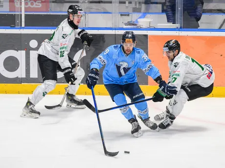 Zľava Jakub Urbánek (Nové Zámky), Liam Pecararo (Slovan) a Dávid Okoličány (Nové Zámky) počas 33. kola Tipos extraligy HC Slovan Bratislava - HC Nové Zámky.