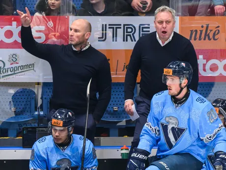 Zľava asistent trénera HC Slovan Tomáš Surový a tréner HC Slovan Peter Oremus počas 33. kola Tipos extraligy HC Slovan Bratislava - HC Nové Zámky.