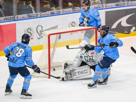 Zľava Austin Ryan Ortega (Slovan), Roman Rychlík (Nové Zámky) a Sena Wendell Acolatse (Slovan) počas gólu počas 33. kola Tipos extraligy HC Slovan Bratislava - HC Nové Zámky.